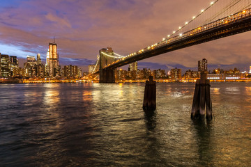 Obraz premium Panoramę Nowego Jorku i Most Brookliński nocą, Nowy Jork, USA