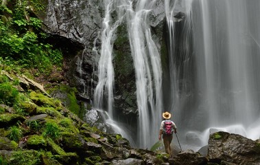 Obraz premium 滝の渓谷を歩く 