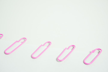 Colorful clip on paper. 紙をクリップで止める
