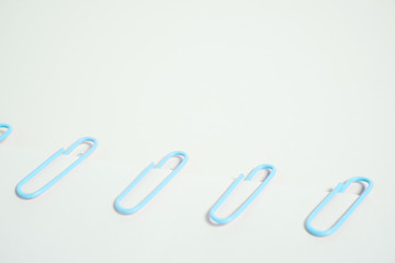 Colorful clip on paper. 紙をクリップで止める