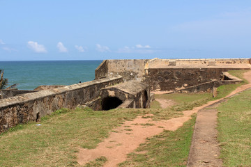 Fototapeta na wymiar The wall around Galle Fort, right by the sea