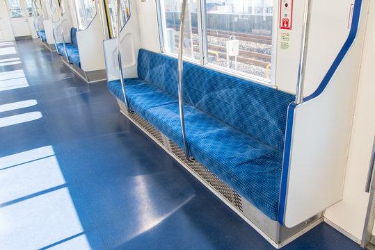 電車の座席（ロングシート）