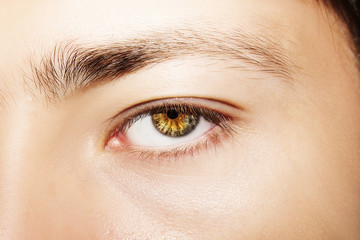 Obraz premium Piękny wnikliwy wygląd oka mężczyzny. Bliska strzał.