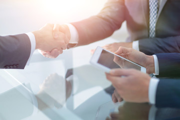 Obraz premium Two confident businessmen shaking hands during a meeting in the