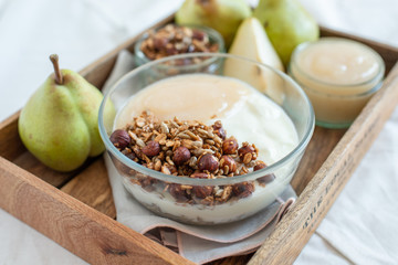 Joghurt mit Birnen und Müsli