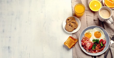 Tableaux sur verre Oeufs sur le plat Breakfast with fried eggs, bacon, orange juice, yogurt and toasts