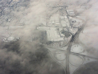 Vue aerienne du Sud-Est de la région parisienne sous les nuages et la neige