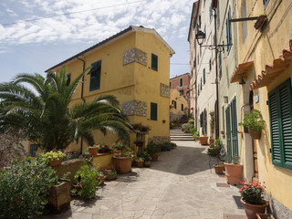 Gelbe Hausfassaden in mediterraner italienischen Gasse, 