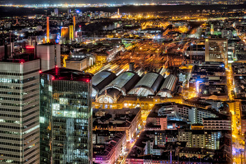 Das Frankfurter Bahnhofs- und Bankenviertel bei Nacht und künstlicher Beleuchtung
