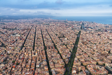 Naklejka premium Barcelona z lotu ptaka, szeroki kąt widzenia na panoramę miasta i miejską siatkę, Hiszpania