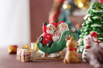 クリスマスプレゼントとミニチュアのサンタクロース