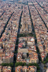 Obraz premium Barcelona z lotu ptaka, dzielnica mieszkaniowa Eixample i Sagrada Familia, Hiszpania. Typowa miejska siatka