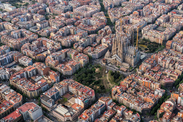 Naklejka premium Widok z lotu ptaka dzielnicy mieszkalnej Barcelona Eixample, Hiszpania