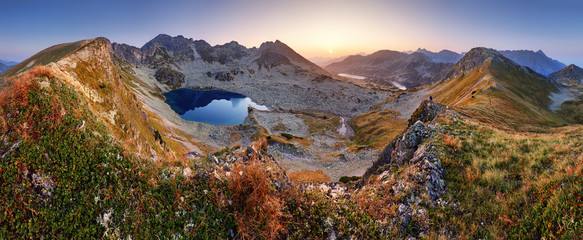 Naklejka premium Krajobraz górski w lecie z jeziorem w Tatrach, Polska