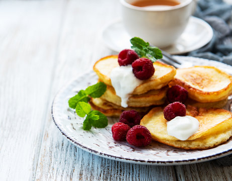 Delicious pancakes with raspberries