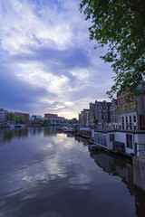 Fototapeta premium 朝日に照らされるアムステルダムの川と街並み