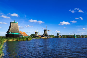 Fototapeta na wymiar アムステルダム河辺の風車