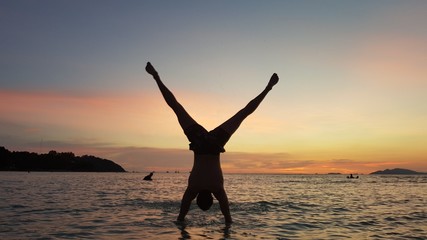 Fototapeta premium Handstand im Meer