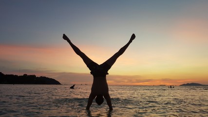 Fototapeta premium Handstand im Meer