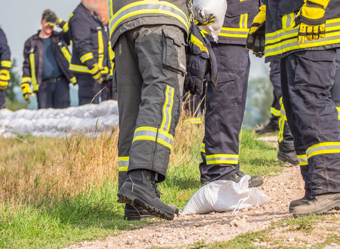Feuerwehrm&auml;nner beim Hochwasserschutz
