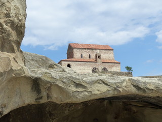 Fototapeta premium Chiesa nella città troglodite di Uplistsikhe in Georgia.