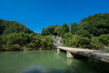 Fototapeta premium 欄干のない橋 香東川(香川県)