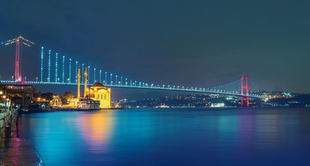 Naklejka premium istanbul bosphorus bridge night long exposure