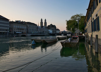 Zürich, Limmat und Ruderboote bei Sonnenaufgang