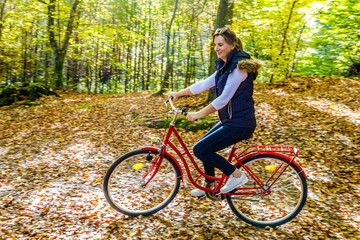 Obraz na płótnie Canvas Urban biking - woman and bike in city park