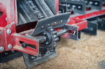 chain conveyor mechanism for Cleaning of grain, hemp