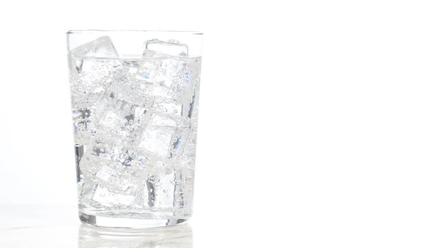 Agua con gas en un vaso con hielos