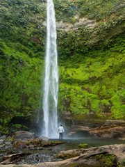 Homme debout en plein nature regardant une cascade chute d'eau &agrave; Pucon au Chili 