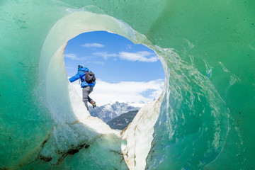 Homme sur Glacier " Glaciar Exploradores en Patagonie au Chili pic aventure froid