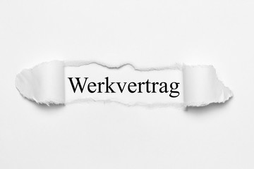 Werkvertrag auf weißen gerissenen Papier