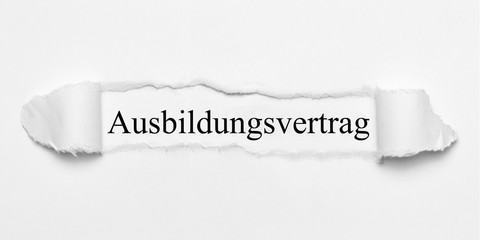 Ausbildungsvertrag auf weißen gerissenen Papier