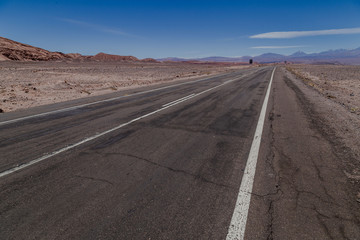 Route de la Vallée de la lune au Chili Désert d'Atacama paysage lunaire volcans