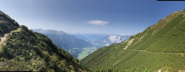 Fototapeta na wymiar Tiroler Alpenlandschaft, Panoramablick, Berg-Talblick
