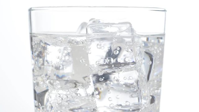 Agua con gas en un vaso con hielos
