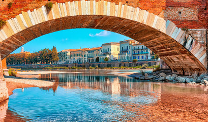 Obraz na płótnie Canvas Verona vista dal fiume sotto il ponte