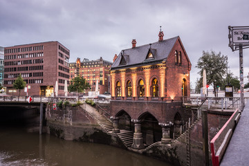 Naklejka premium Warehouse district of Hamburg (Speicherstadt) at night.