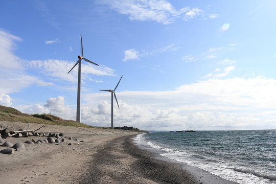 風力発電　青空　砂浜　海
