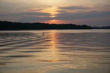 Fototapeta na wymiar warm sunset over water