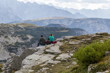 Fototapeta premium Wandern entlang der Zinnen