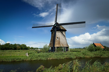 Fototapeta na wymiar Old mill in the Netherlands still at work