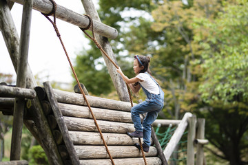 公園で遊ぶ女の子