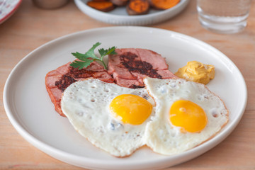 Leberkäse Fleischkäse Frühstück Essen mit Spiegel Ei in der Pfanne angebraten