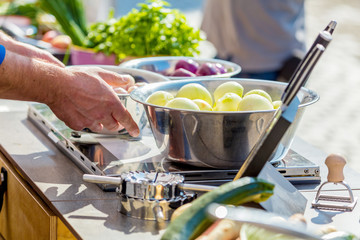 Koch in der Küche Kocht Leckeres Essen 