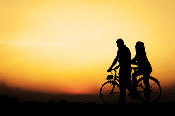 Obraz na płótnie Canvas Silhouette of sweet couple in love happy time in beautiful sunset