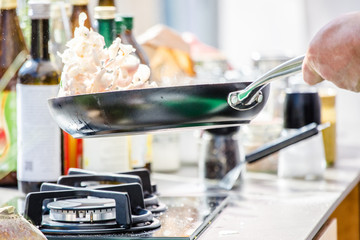 Koch in der Küche Kocht Leckeres Essen 