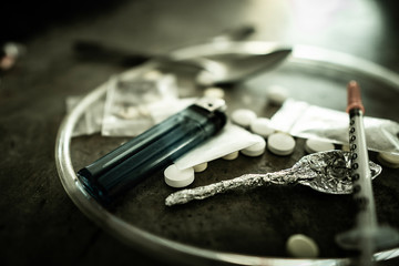 Multiple types of drugs are placed on the ground, is dangerous to people's everyday life